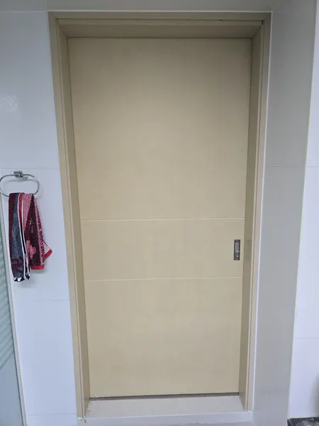 반포 세대 아이보리 통판 중문 시공 후 문틀 안으로 완전히 들어간 상태