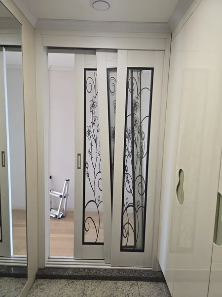 고덕 세대 3연동 아이보리 중문 시공 전 패널이 겹쳐 걸린 상태