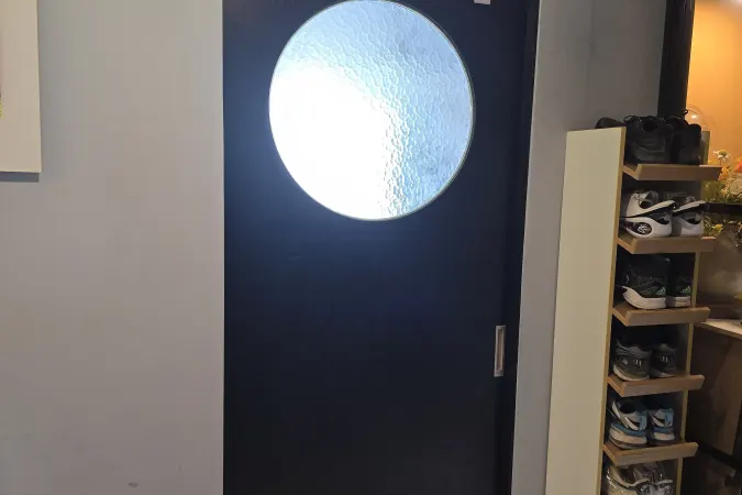 광명 현장 원형 창 다크 중문 시공 후 상태