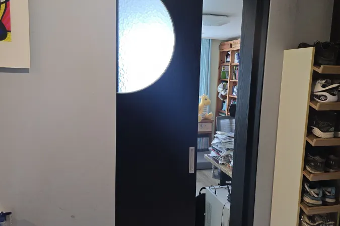 광명 현장 원형 창 다크 중문 시공 전 상태