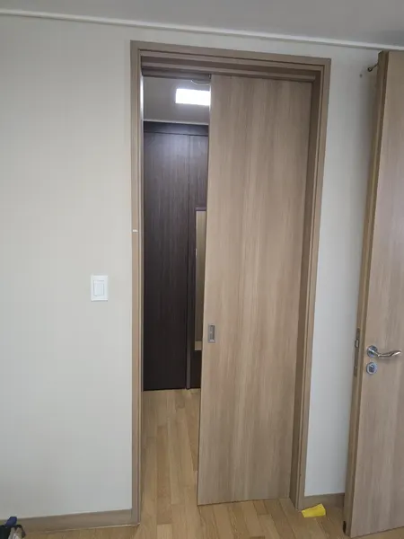 한남 세대 우드톤 단문형 중문 시공 전 문틀에 삐뚤게 걸린 상태