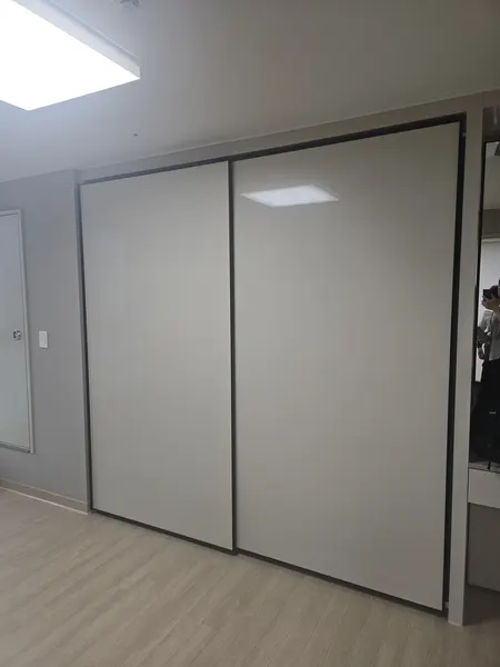 자양 세대 2연동 중문 시공 후 두 짝 모두 닫혀 고정된 상태