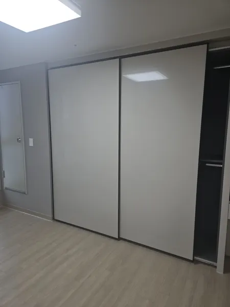 자양 세대 2연동 중문 시공 전 한쪽 짝이 열린 채 있는 상태