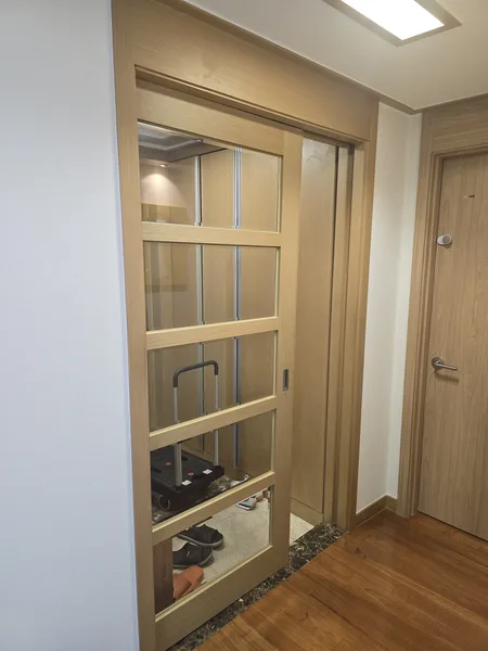 중랑 세대 현관 격자무늬 중문 시공 전 중간에 걸려 열려 있는 상태