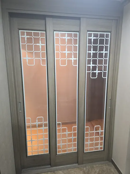 목동 세대 3연동 중문 시공 후 세 짝의 무늬가 나란히 이어진 상태