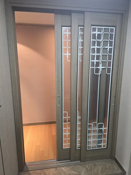 목동 세대 3연동 중문 시공 전 세 짝의 무늬 라인이 어긋난 상태