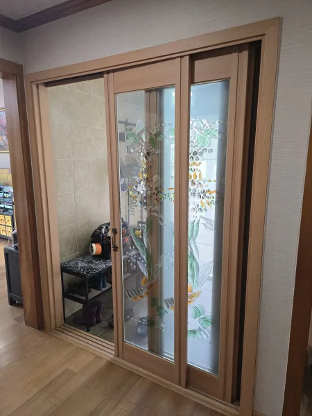 노원 현장 3연동 현관중문 시공 전 문이 열려 있는 상태