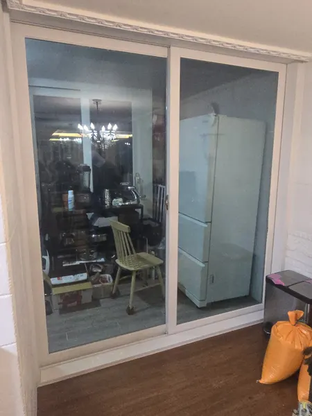 오산 세대 유리 중문 시공 후 두 짝이 같은 선상에서 맞물린 상태