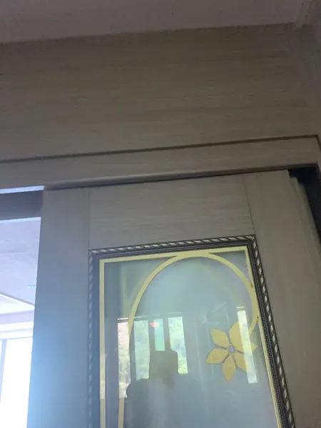 판교 세대 3연동 중문 시공 전 상단 모서리에 틈이 벌어진 상태