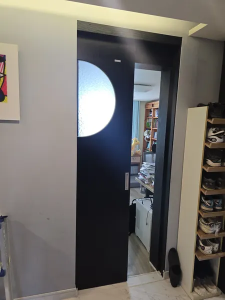 삼성 세대 원형 창 블랙 중문 시공 전 문틀 도중에 멈춘 상태
