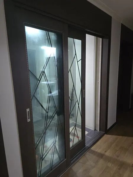 상암 세대 2연동 중문 시공 전 두 짝이 벌어져 욕실이 보이는 상태