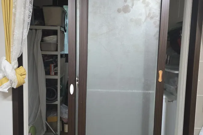 성남 현장 프로스트 유리 단문형 중문 시공 전 상태