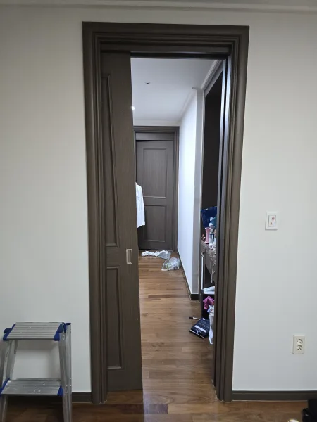 시흥 아파트현관중문수리 시공 전, 문이 열려있는 복도 모습