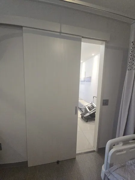 수지 세대 흰색 단문형 중문 시공 전 저절로 열려 있는 상태