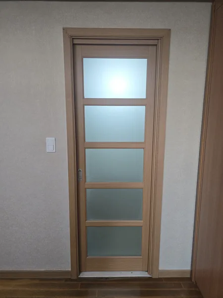 서대문 화장실 미닫이문 수리 후 문이 완전히 닫힌 상태