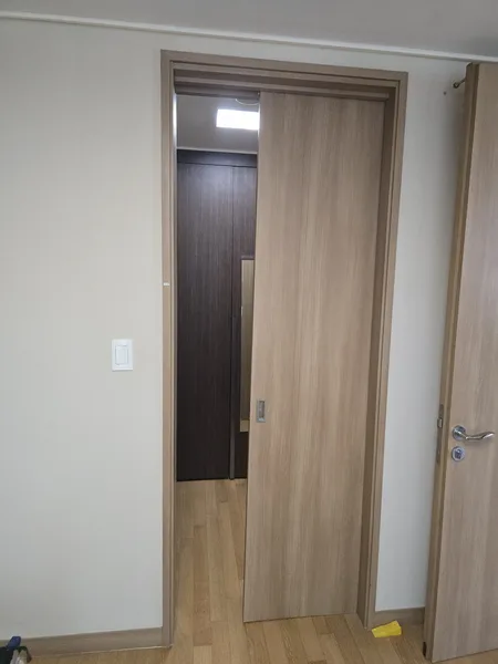 안성 작은방 미닫이문 수리 전 문이 열려 있는 상태